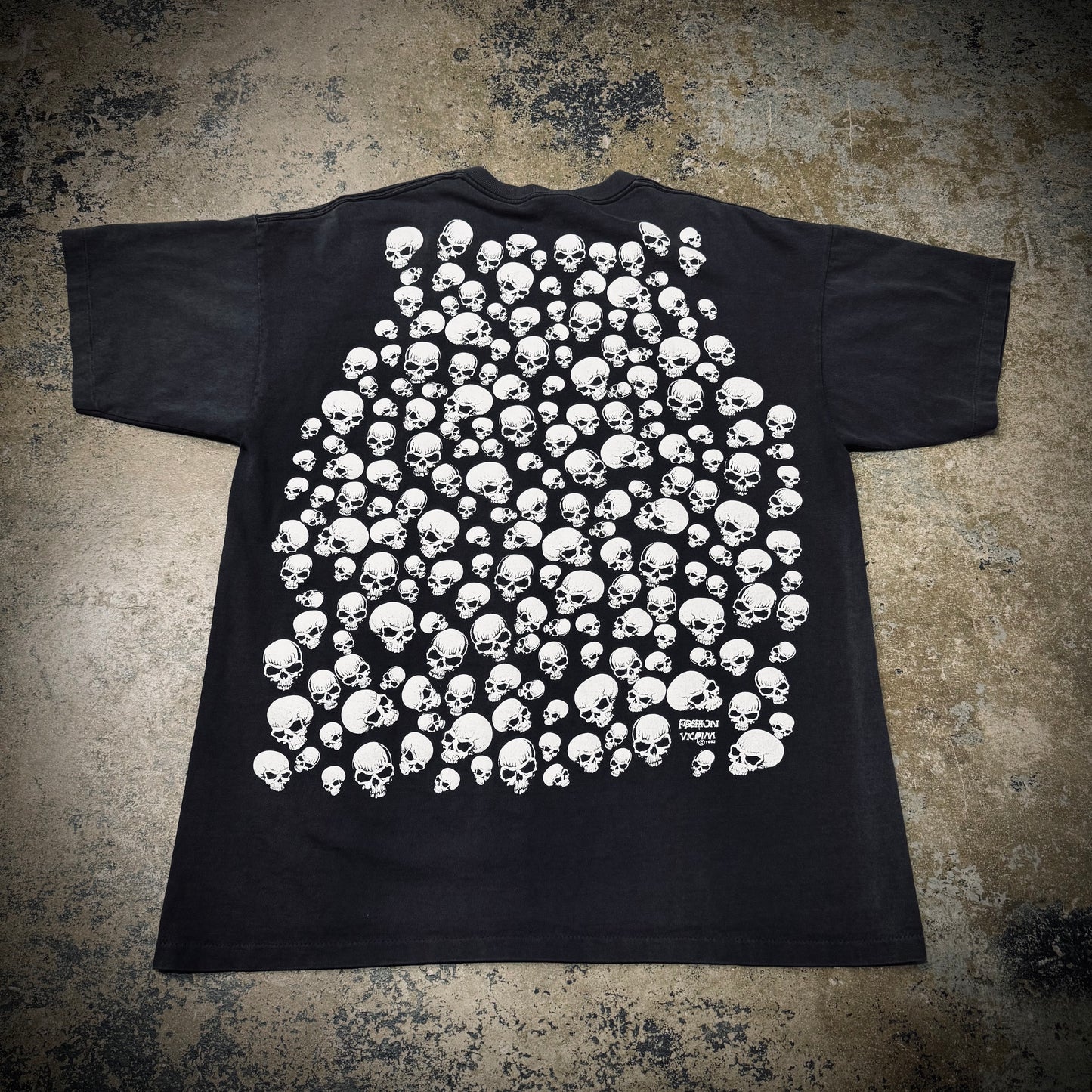 Vintage 90s Fashion Victim Skull Pile All Over Print Faded Black T Shirt