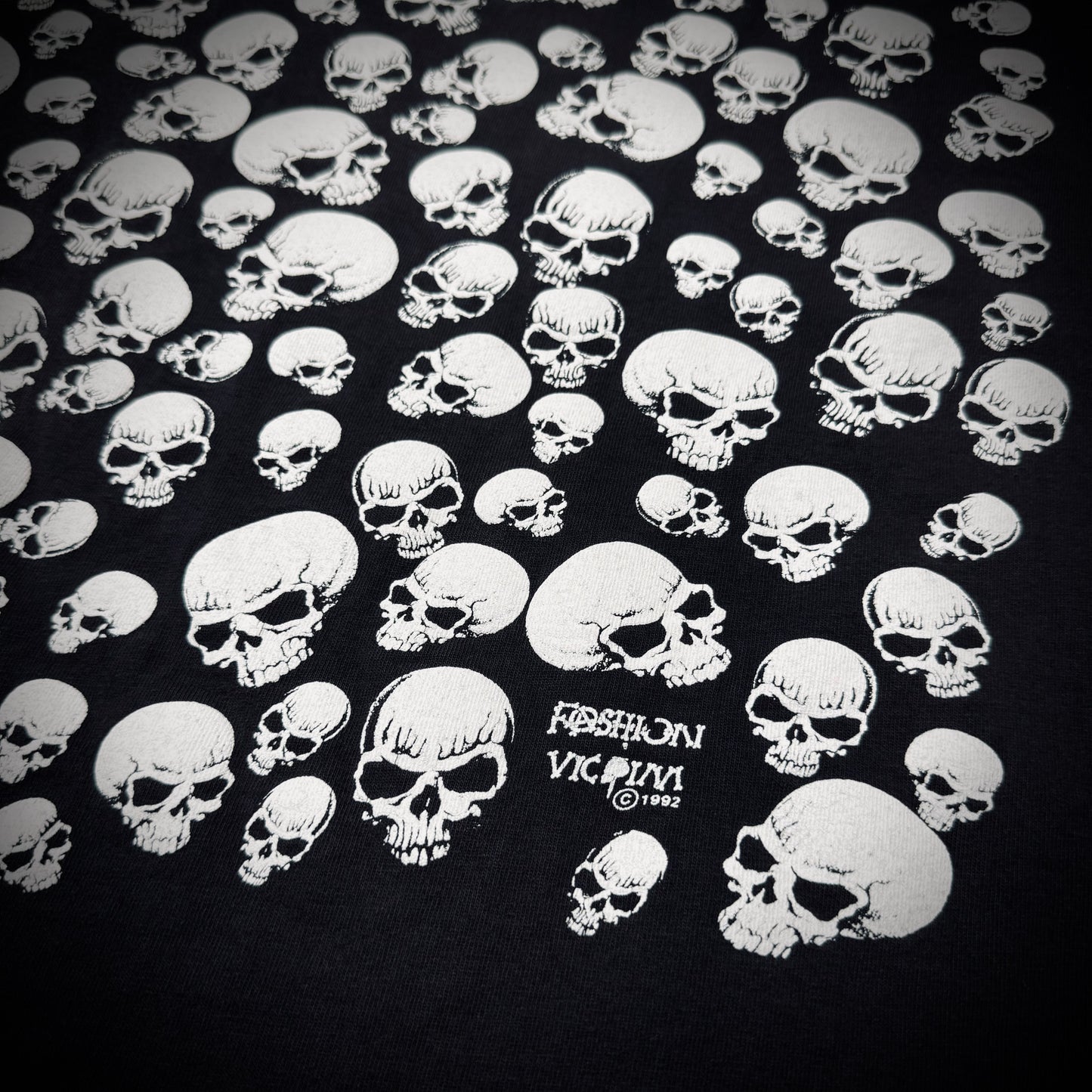 Vintage 90s Fashion Victim Skull Pile All Over Print Faded Black T Shirt