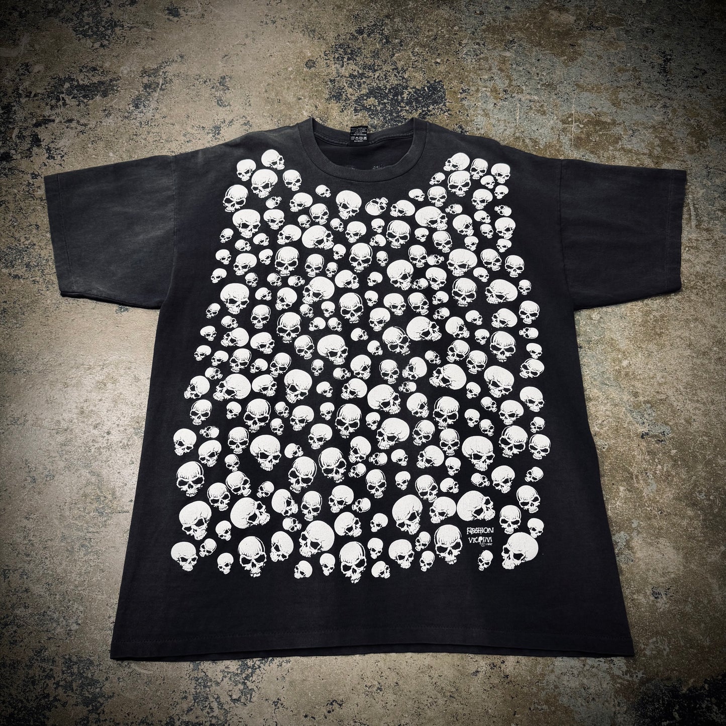 Vintage 90s Fashion Victim Skull Pile All Over Print Faded Black T Shirt